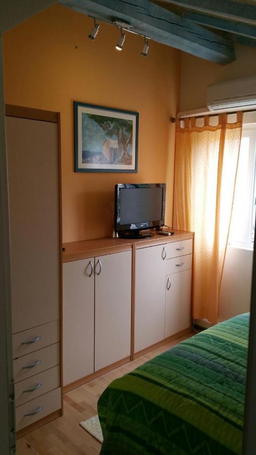 Tri Palme Apartment Prvic Sepurine Exterior photo
